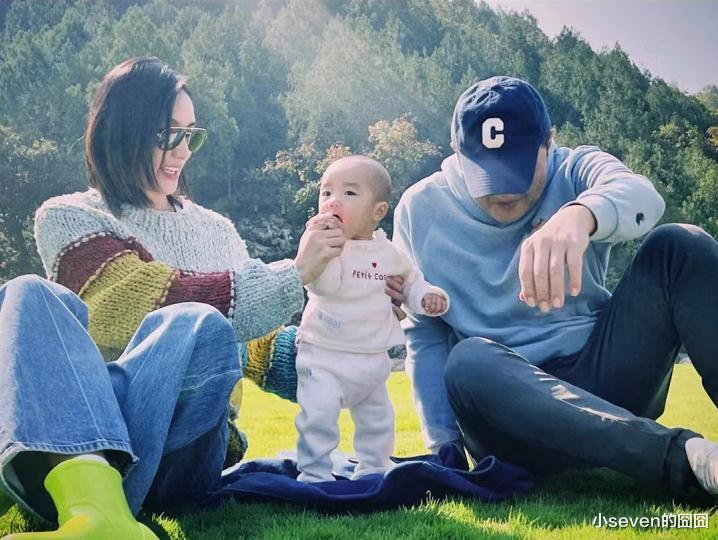 李亚鹏|李亚鹏一岁女儿正面照曝光,被调侃长得像王菲,一家子像三代人