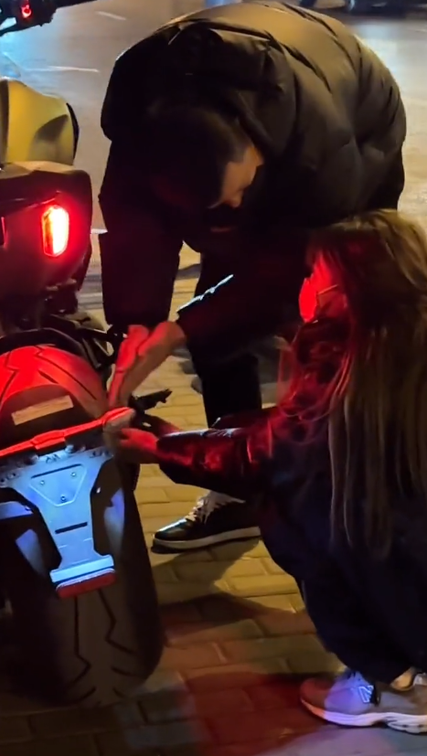 官宣|痞幼官宣恋情,曝男方是52岁的富豪,疑相识3年,晒街头亲吻视频