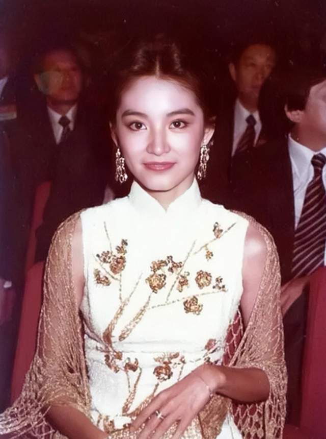 书法|表面是演员,实际是才女,个个会舞文弄墨,刘晓庆一幅书法卖1万