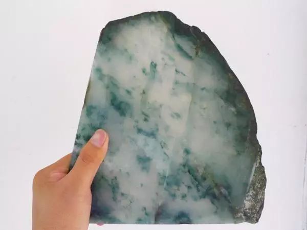 玉雕|入圈8年,小伙80000挑战蒙头料,切开呼声震耳欲聋,专家估价...