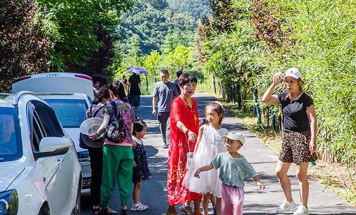 原住民|伏天走进中原最凉快的山村，原住民迎接新朋友，土院子走出俏女人