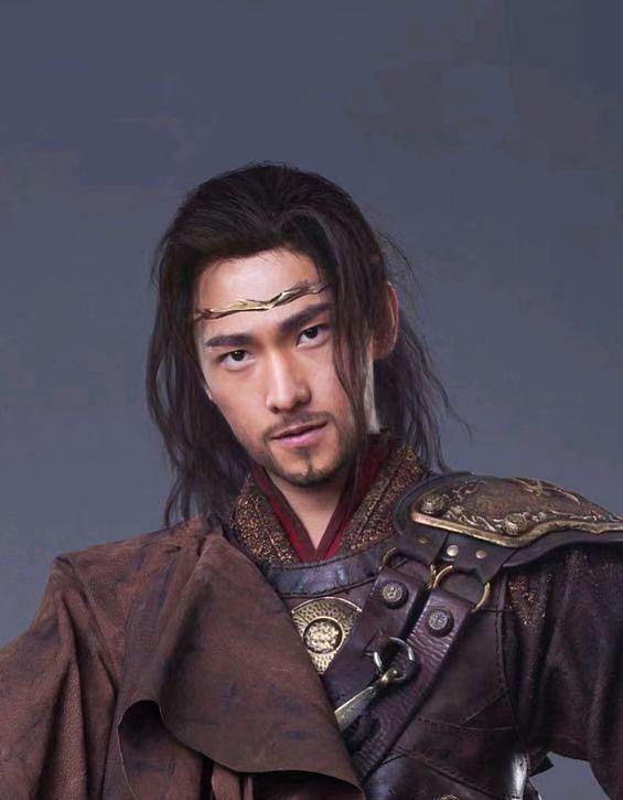 |“端”出来的帅哥,用“丑爆”的3条抬头纹,打了个漂亮的翻身仗