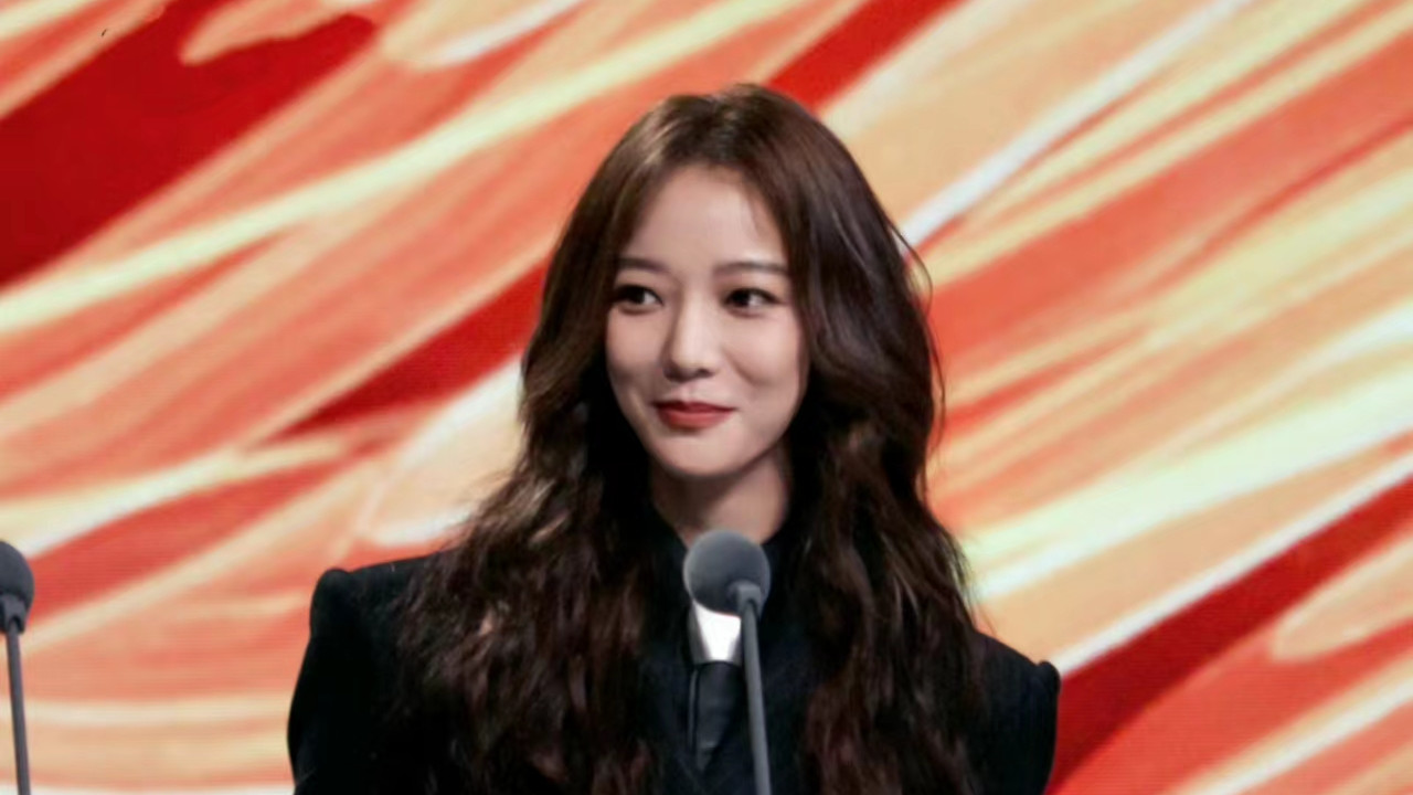 王珞丹|王珞丹条纹西装亮相金鹰节，烫波浪卷长发，女神范十足！