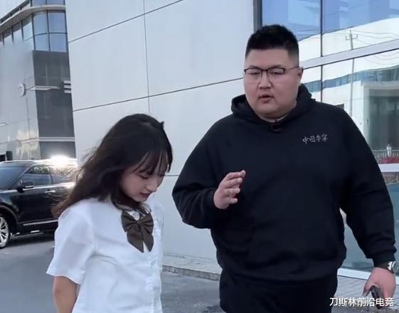 |网红猴哥陷离婚争议,妻子回应尽显无奈,猴哥却和JK美女相聊甚欢