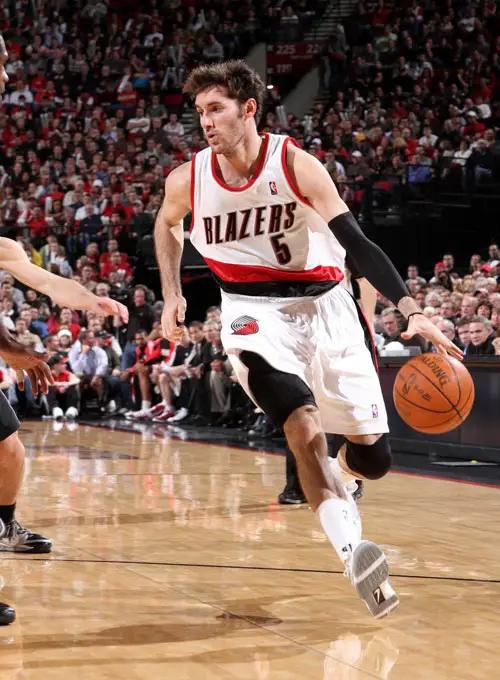 费尔南德斯在NBA被交易后回到了欧洲,在自己的国际对绽放了自己的光芒