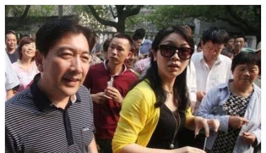 姐姐|水均益“抛弃”发妻，另娶小他十几岁的记者，女儿：你们错怪他了