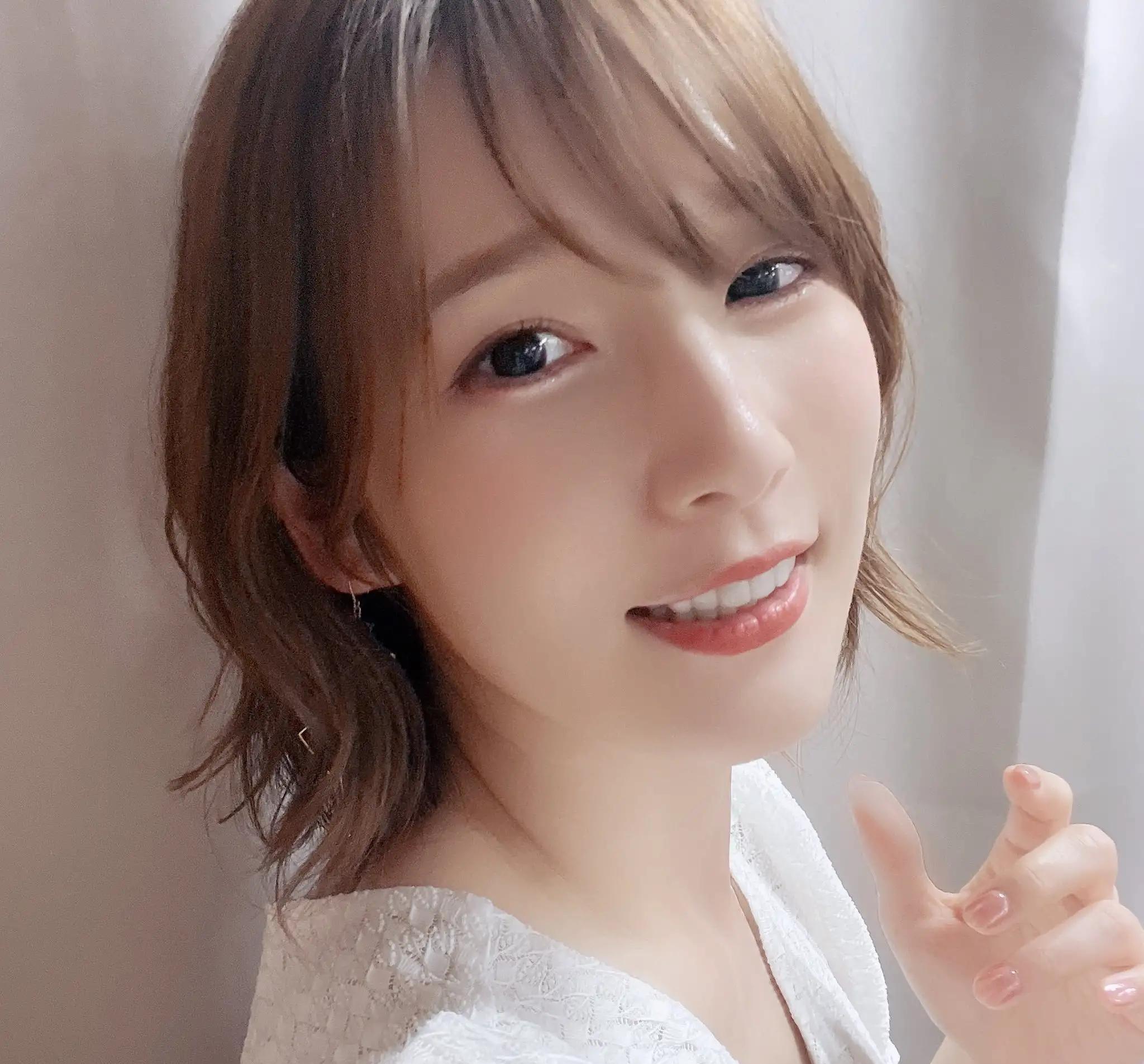 医美 内田真礼清新日系穿搭自拍，淡妆短发翘舌尖