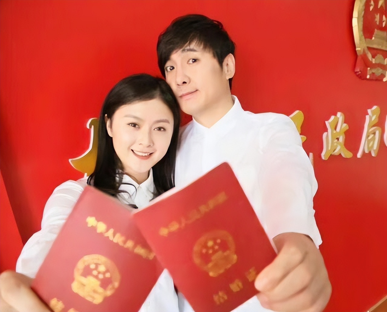 沈腾|沈腾王琦合体现身破婚变传闻，沈腾录春晚后回酒店，妻子紧随其后