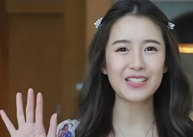 张子萱|38岁张子萱晒与育儿嫂合照，小腹凸起疑似怀三胎，后者发声引争议