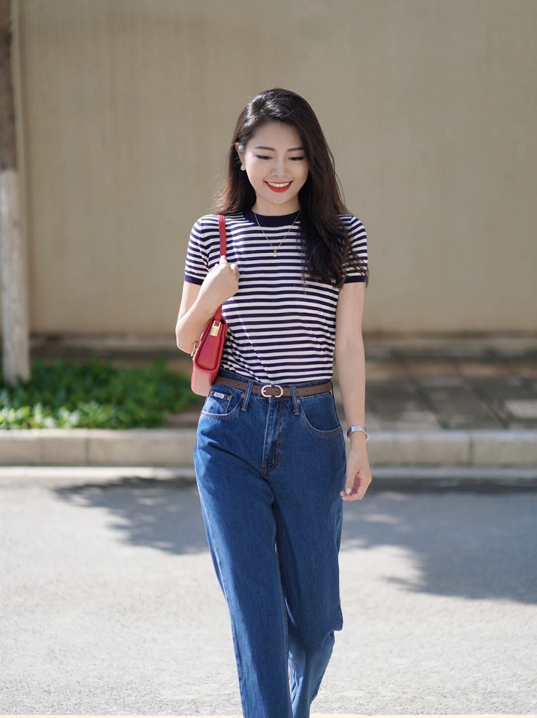 最近火了一种穿法,叫“短袖+牛仔裤”,高级时髦,少女感爆棚!