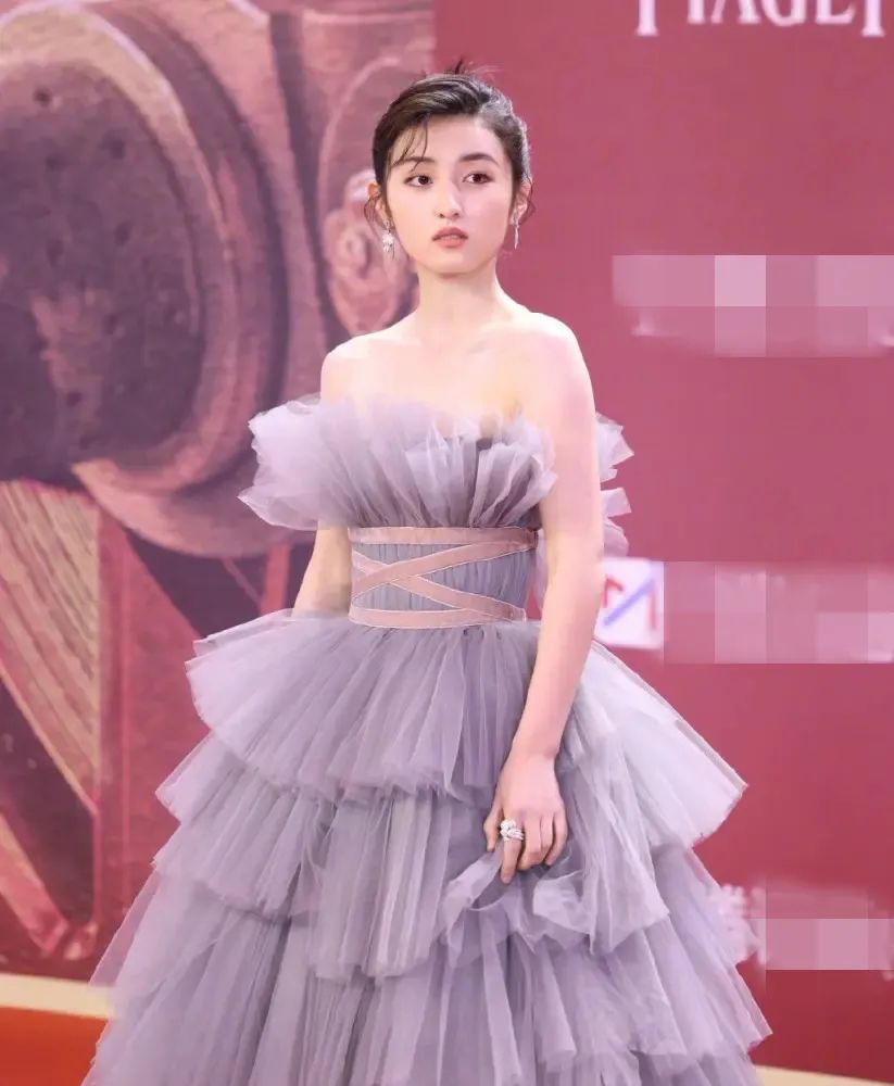 马思纯|仙女曾经也吓人，红毯造型从土妞到洋气的女星，以前真敢乱穿啊