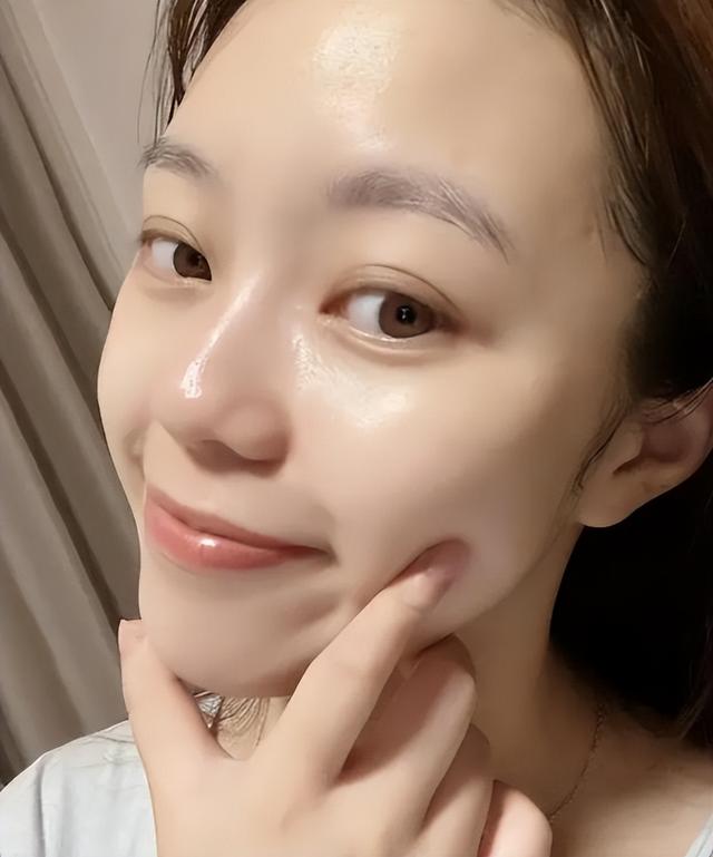 玻尿酸 经常使用精华液的女生，时间长了皮肤有哪些变化？告诉你区别在哪