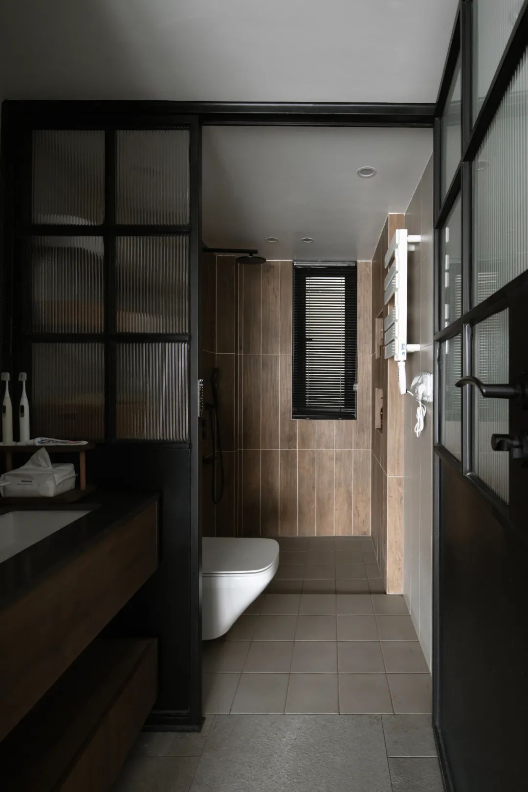 110㎡简约风,雾化壁炉+几何线条,简化空间功能,回归生活本质!