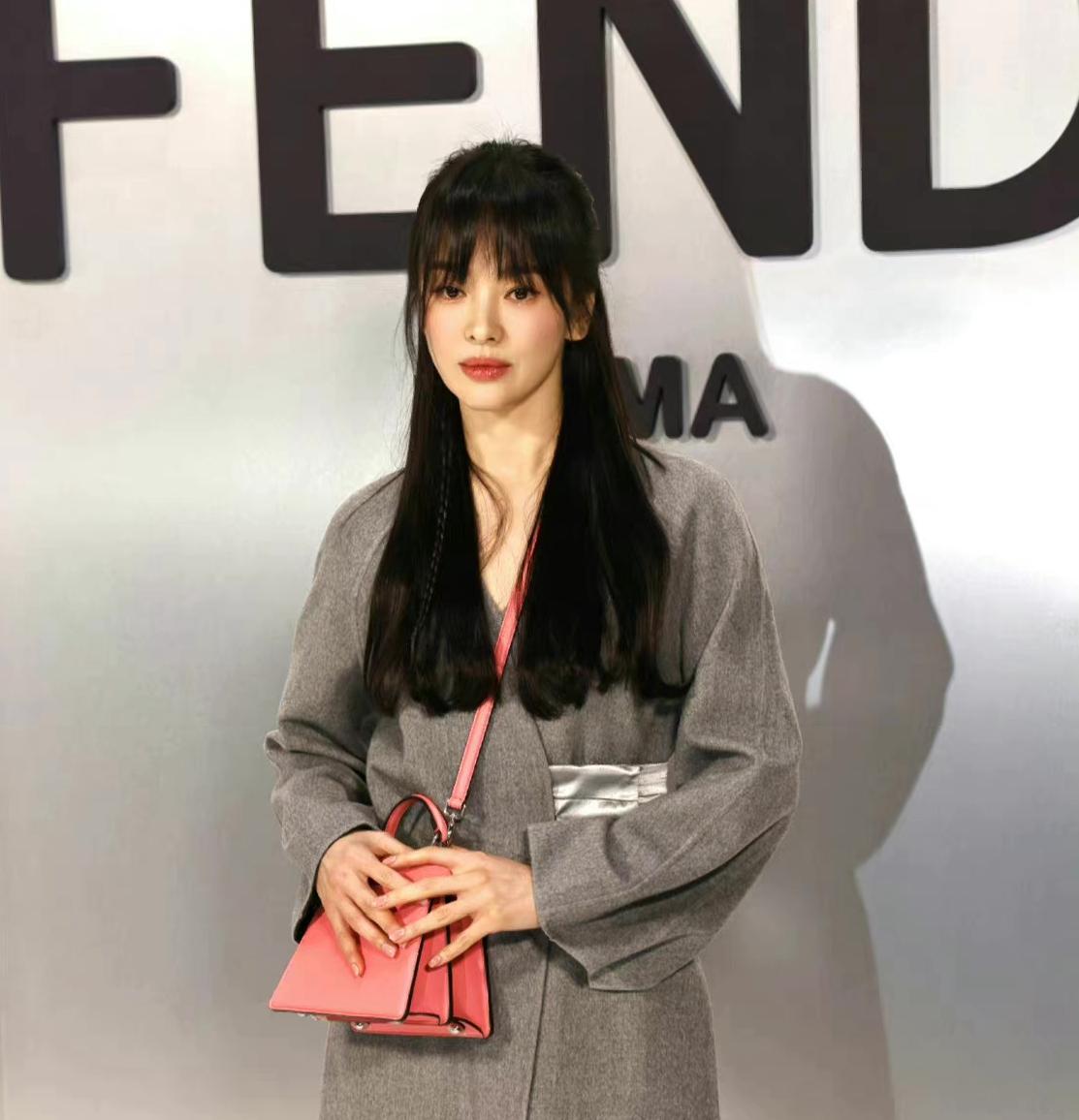 |宋慧乔时装周刘海造型显老,同场的程潇和宋雨琦也穿得好奇怪