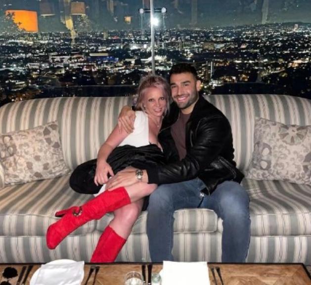 布兰妮·斯皮尔斯|女星布兰妮和男友亲密合照，身材火辣，没眉毛引网友热议