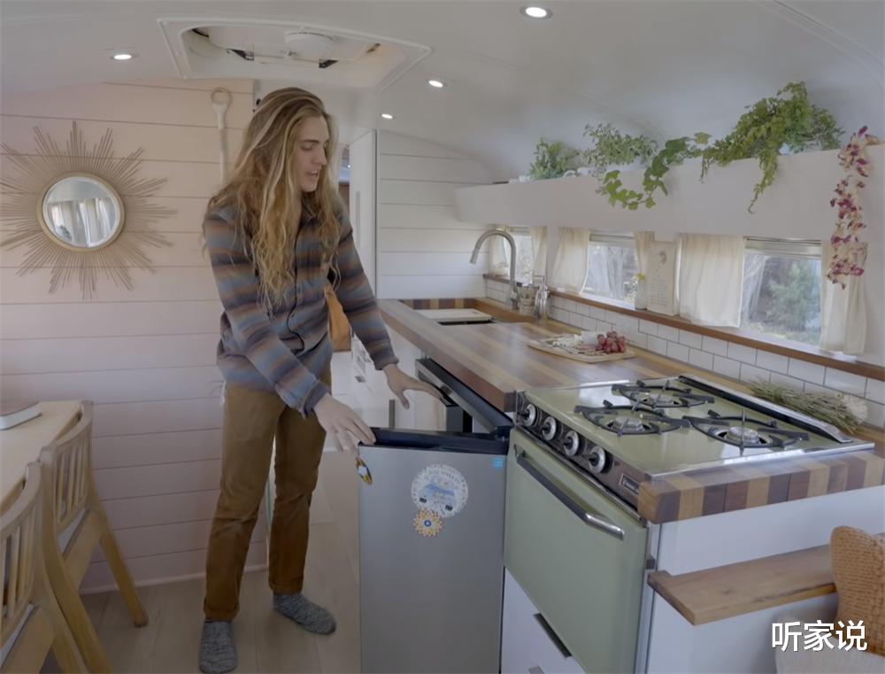 小夫妻在“螺蛳壳里做道场”:旧校车变24㎡蜗居,半平米都不浪费