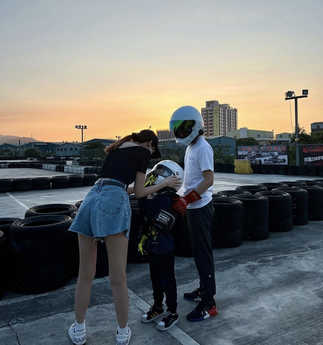 林志颖|林志颖赛车事业后继有人，连续3天陪儿子练车，罕晒夫妻同框秀恩爱
