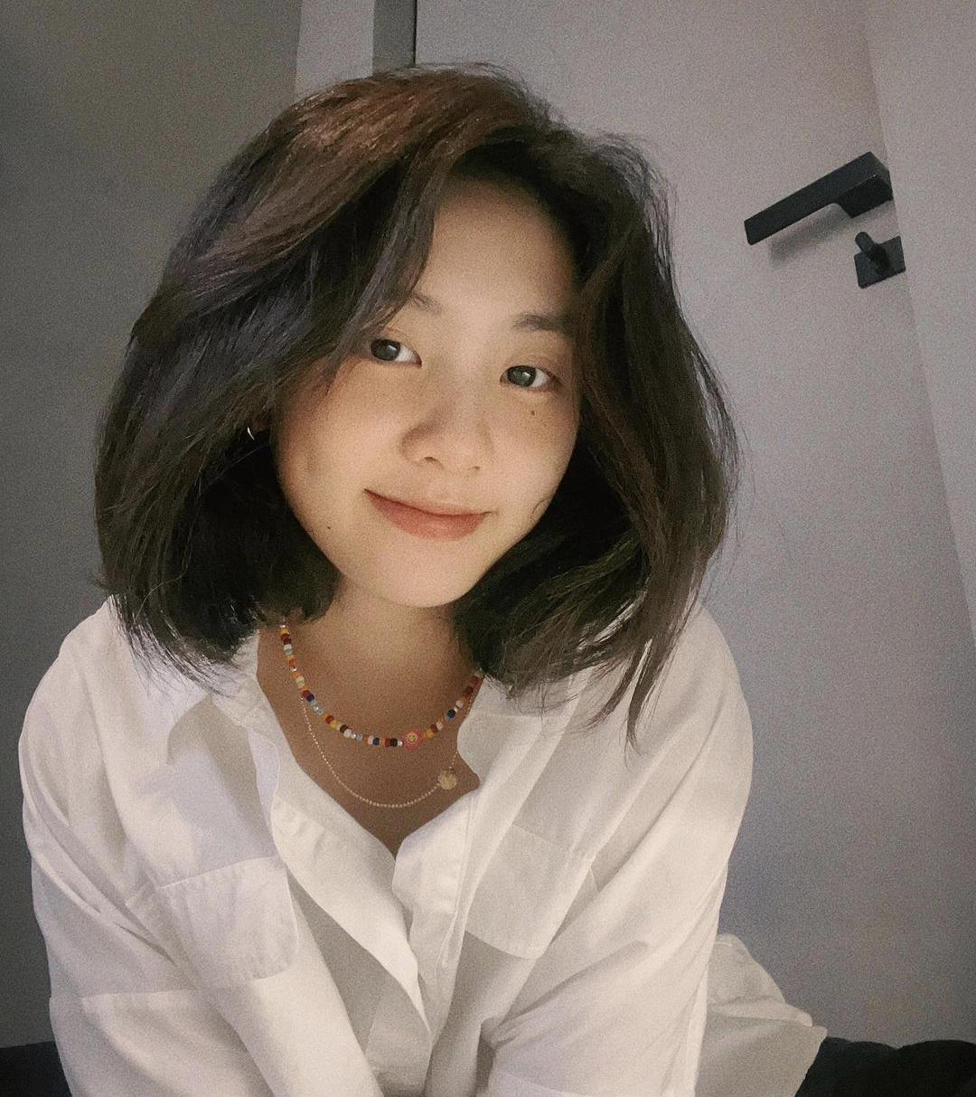 明星素颜|16岁多多晒自拍,穿白色大码衬衣御姐范儿十足,素颜出镜五官精致