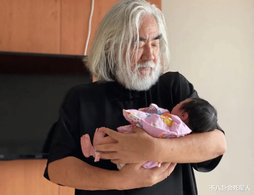 王刚|相差50岁以上的明星父子，张纪中3婚4子69岁当爹，王刚老当益壮