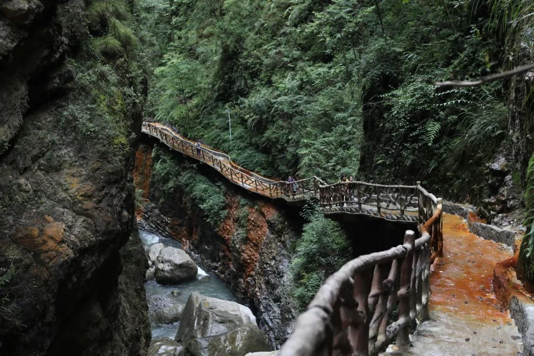 旅游业|叫板仙本那、媲美科罗拉多，徒步穿越北纬30°的神秘景观！