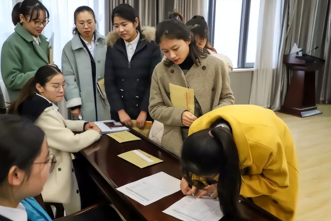 考试|体制内“阴阳失调”成常态,男女比例差距悬殊,背后原因让人深思