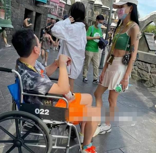 王思聪|王思聪被拍出行坐轮椅,身旁多名美女跟随,挂VIP牌插队体验游戏