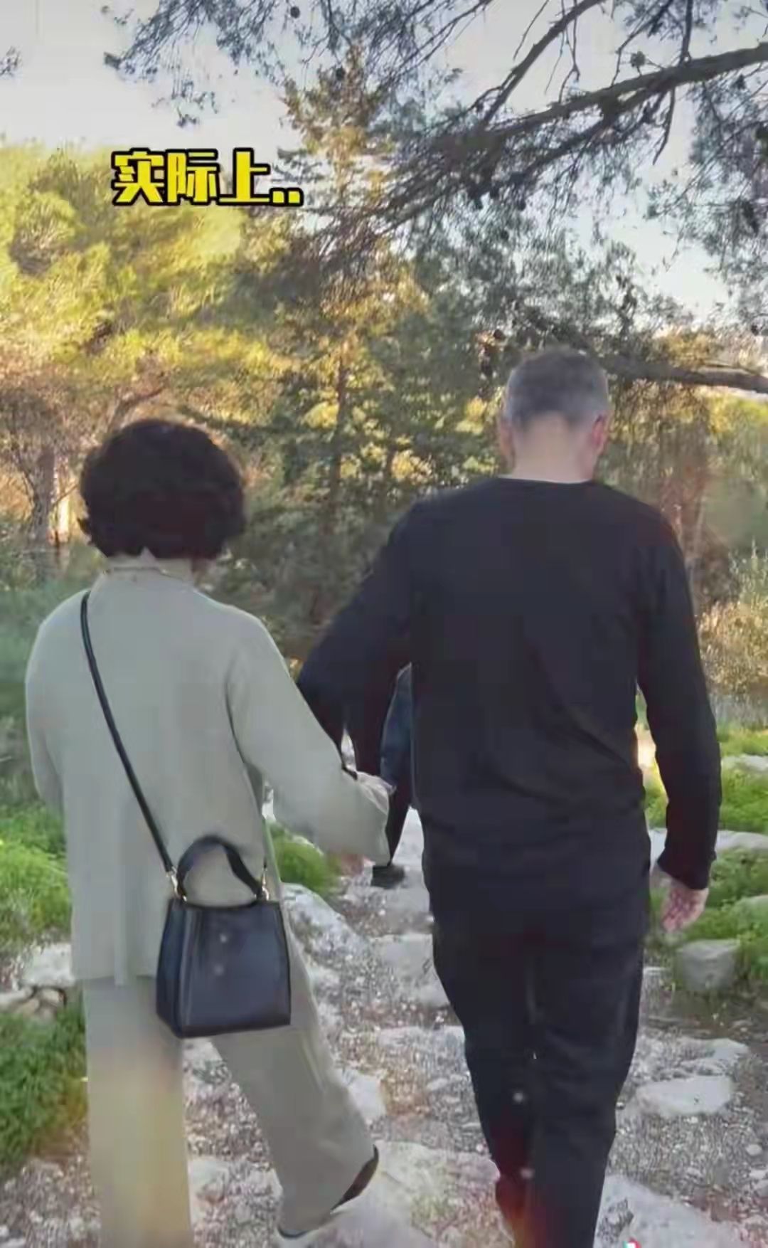 金星|54岁金星高调秀恩爱！穿国风休闲装靠外籍老公肩膀上撒娇，超甜蜜