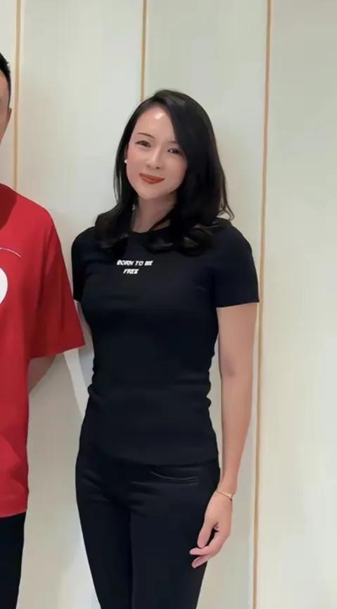 赵本山|章子怡给赵本山拜年,满脸通红醉意明显,穿着打扮引发争议