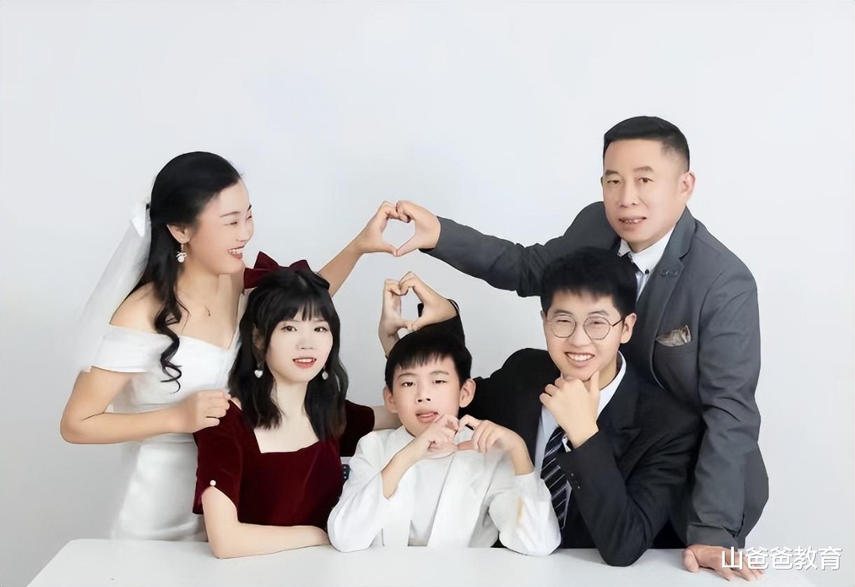 孙卓|孙海洋一家拍了新年照,孙卓自信又调皮,和认亲时形成鲜明对比