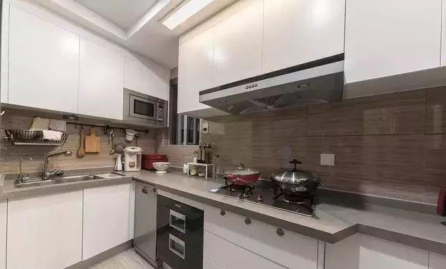 媳妇执意要在卫生间贴花砖，没想到出来的效果这么好看，太美了