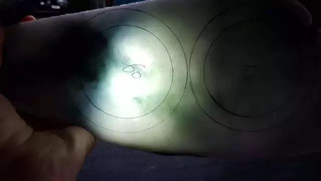 冰种翡翠|新手1000砍下的原石，切出十几条翡翠手镯！