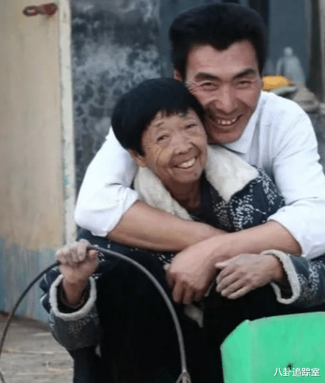 李玉成|女强男弱？李玉成给马玉琴夹菜惨遭嫌弃，1盘菜吃1周，网友：可怜