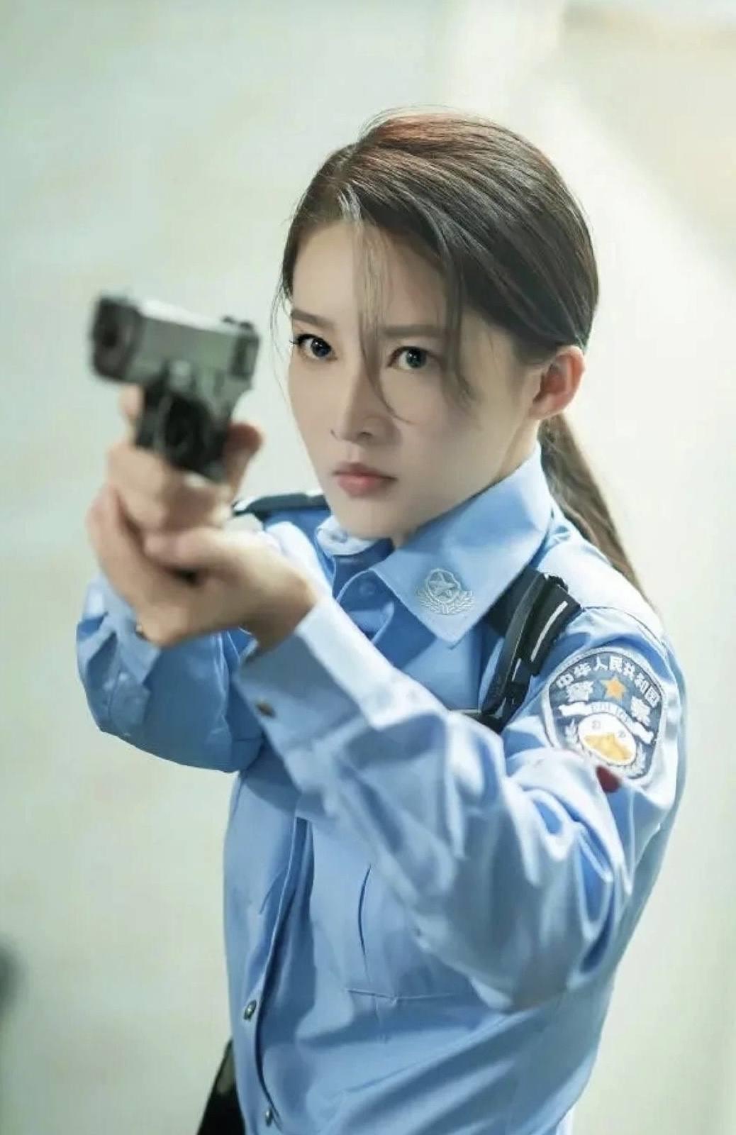 同样是“女警照”,把颜丙燕和杨幂等人放在一起看,差别就出来了
