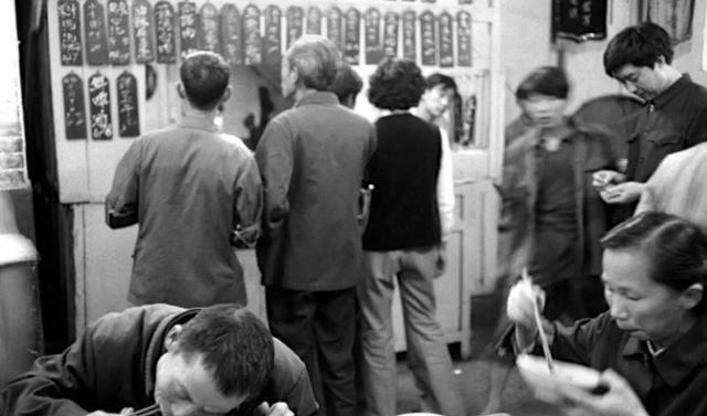 将军去饭馆吃饭,小混混当街持刀行凶,警卫员掏出枪来控制局面