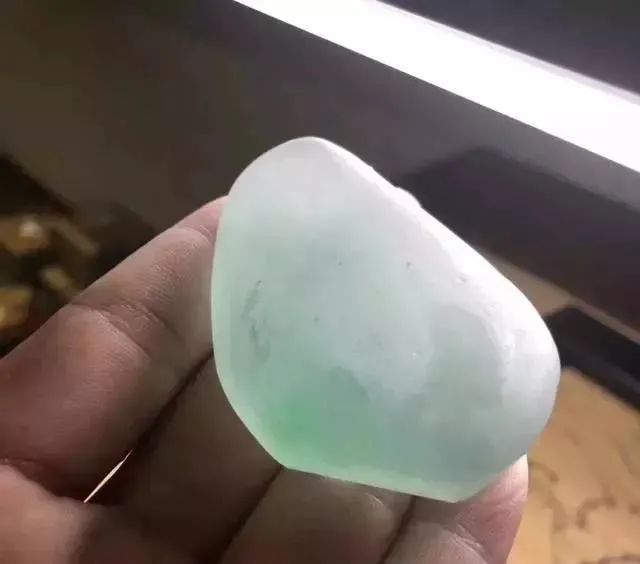 翡翠|一块切涨的木那翡翠原石,边角料巧妙起货宝宝佛,实属漂亮!