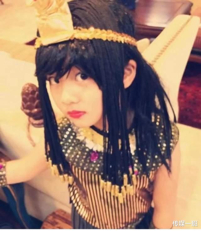 |黄多多深夜晒自拍,夸张的眼影和大红唇,“会打扮”到底是好是坏