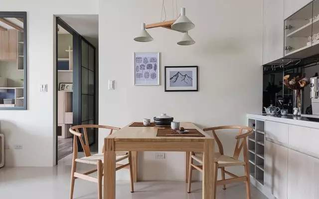 115平现代风三居室矮柜+格栅做隔断,保持了室内光线的延伸