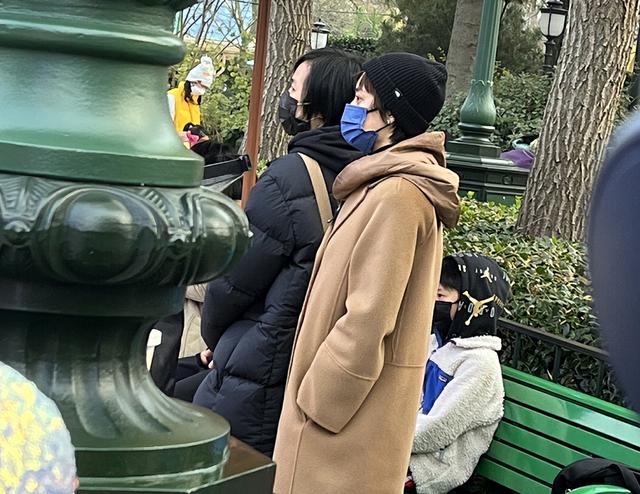 孙俪|孙俪带孩子到迪士尼玩,路人合影被拒爆黑料,花33万办会员不排队!