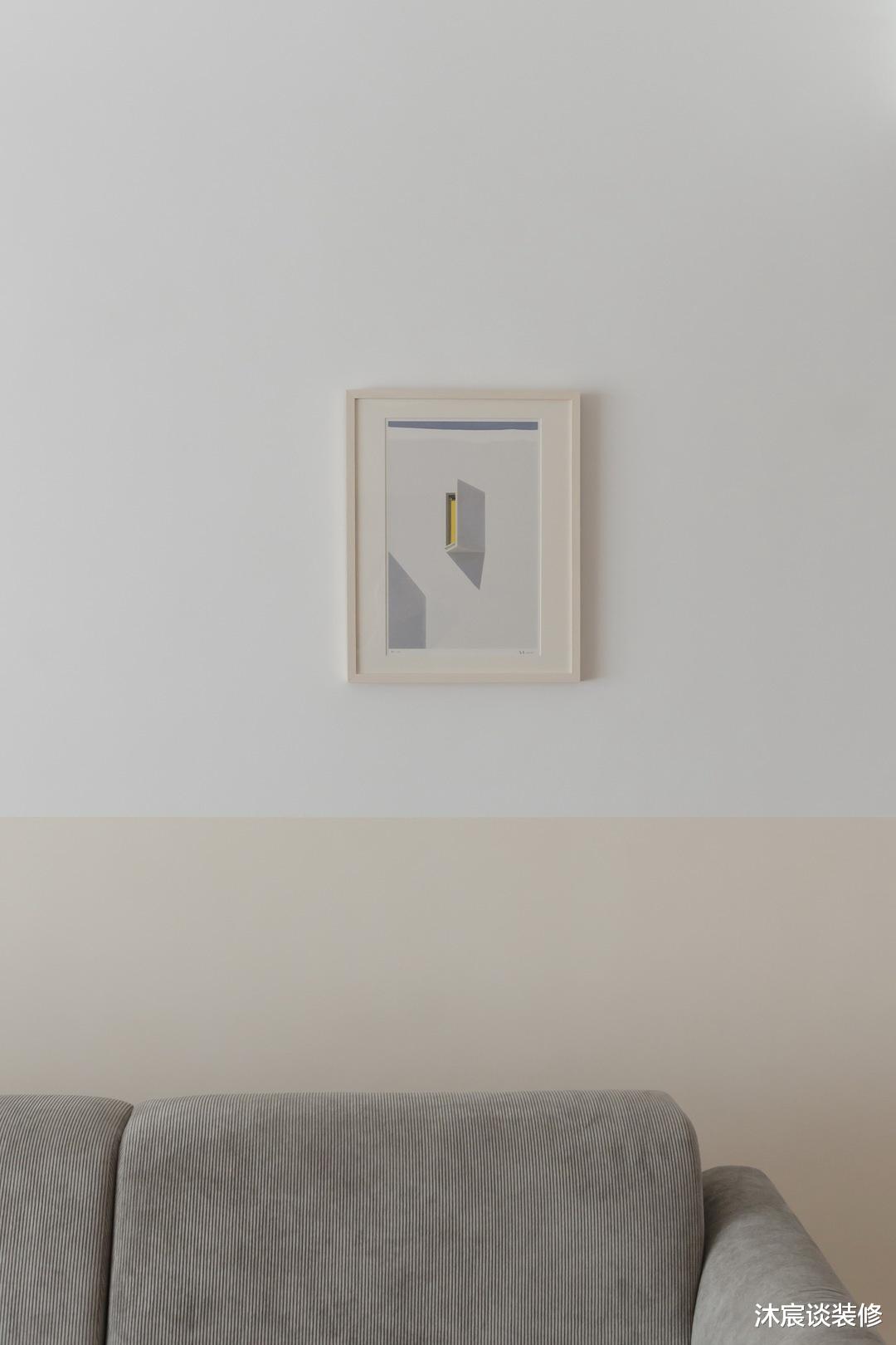 “穷装修”又赢了,他家用大白墙搭配原木家具,轻松打造清爽的家