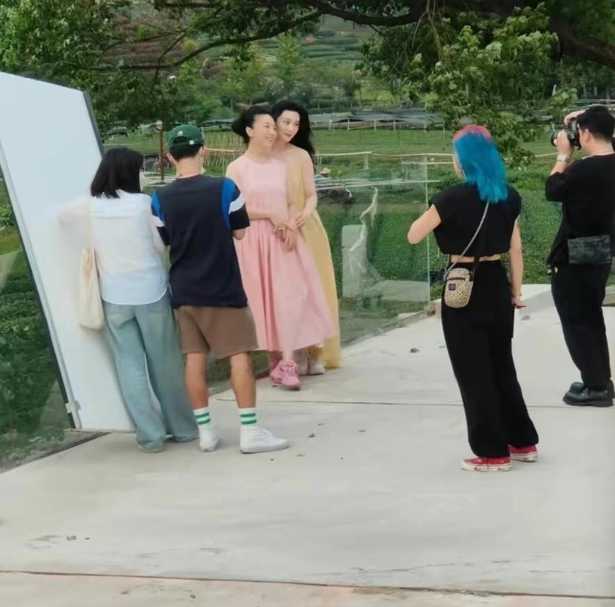 范冰冰|杭州街头,40岁的范冰冰穿着吊带裙大方露背,手臂粗壮的美腿美得令人窒息