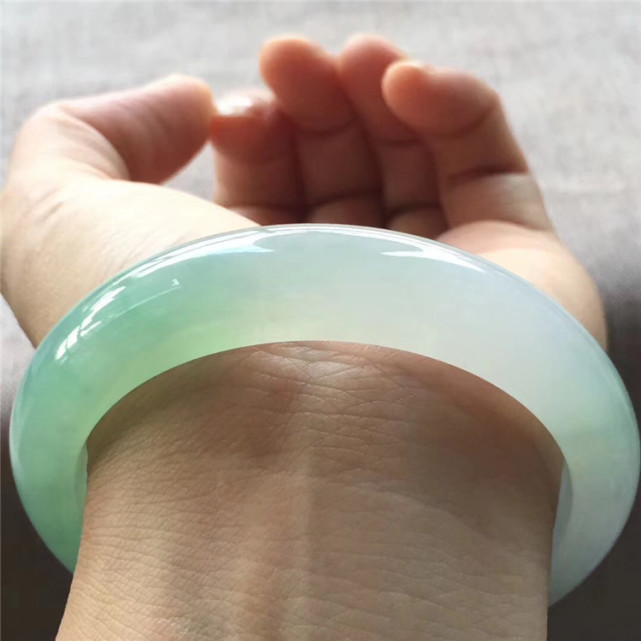 古董|知名度奇低的芙蓉种翡翠，竟能拍卖到200万之高！它凭什么？