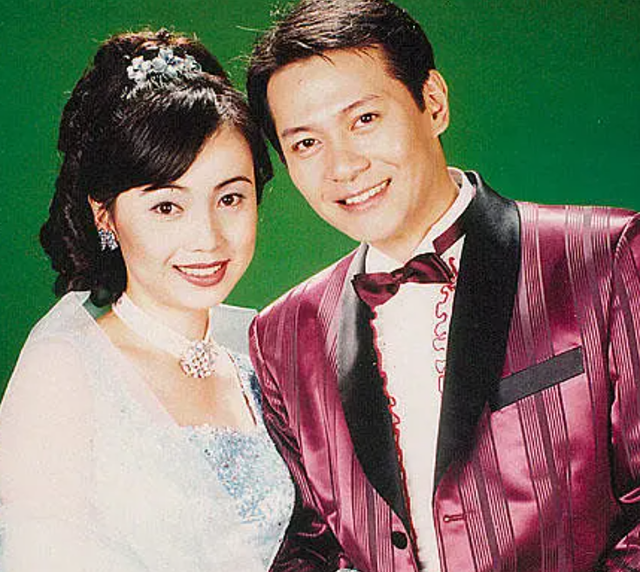 邓萃雯|邓萃雯晒澳洲生活靓照，农场摘草莓笑开怀，56岁冻龄有术仍未婚！