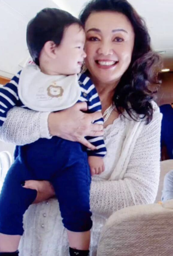 张兰|大S反悔不让儿女回北京过寒假,张兰晒祖孙三代同框照传递思念