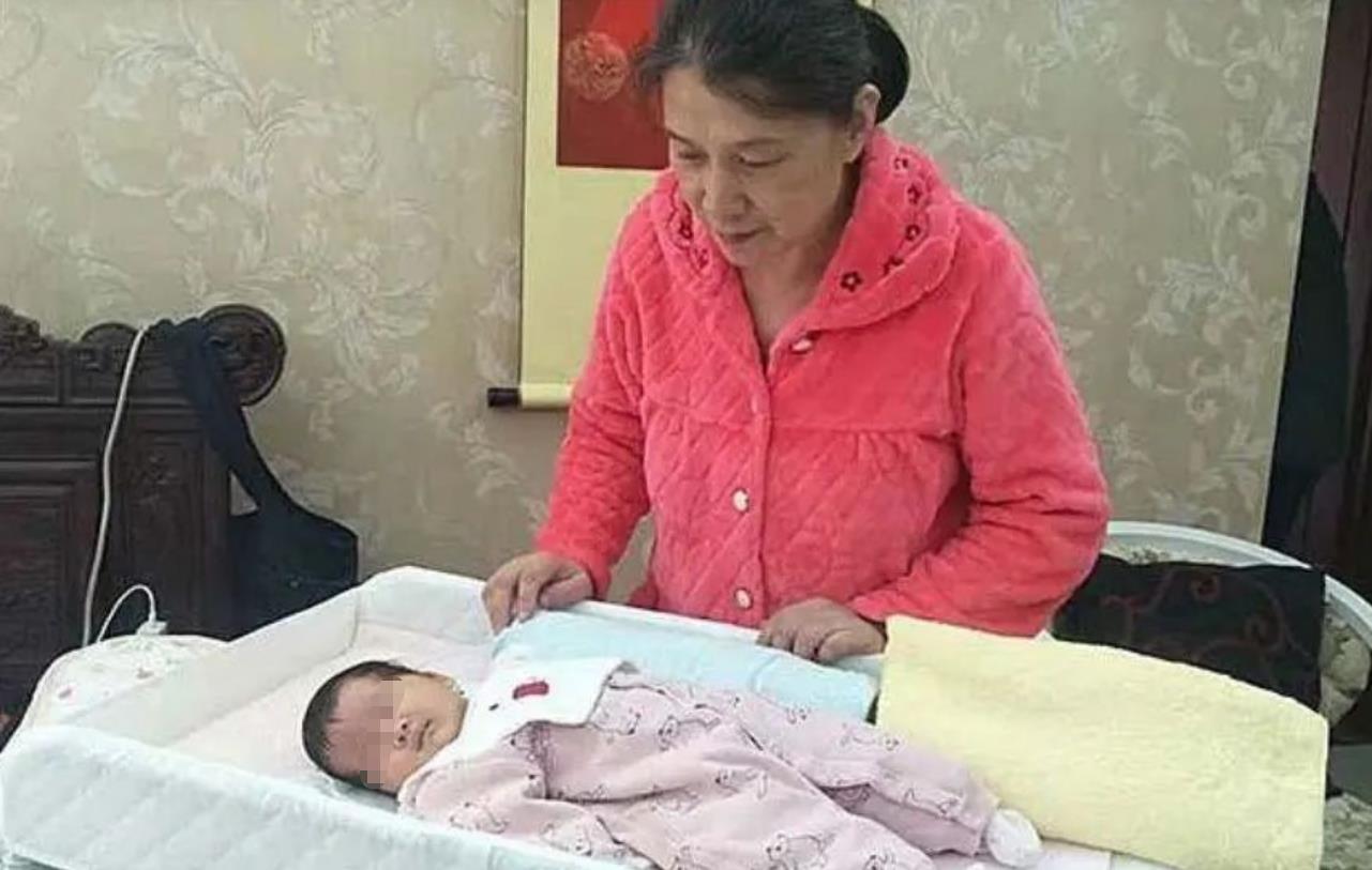 2019年,52岁大妈试管3次冒死生子,时常腰痛难忍,结果怎样?
