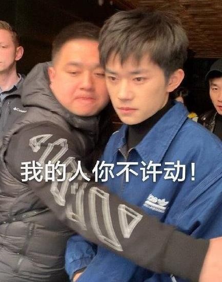 易烊千玺|易烊千玺:从人气垫底到反超,他背后的苦,不是谁都能扛下来的