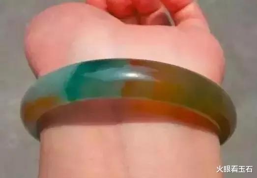翡翠手镯|大妈花200元买的翡翠手镯，很多人都认为是染色的，没想到是极品