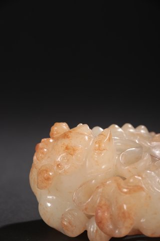 |清代-和田玉双狮戏珠雕件
