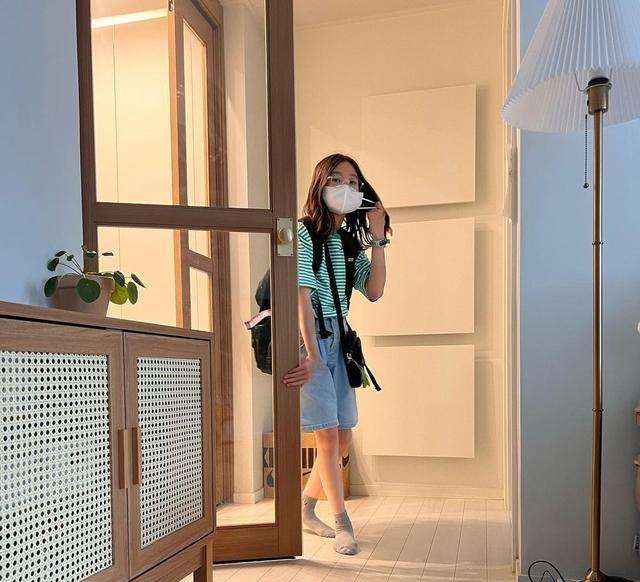 不追求花里胡哨,客厅丢掉茶几、电视柜,100入住5年,宽敞舒适