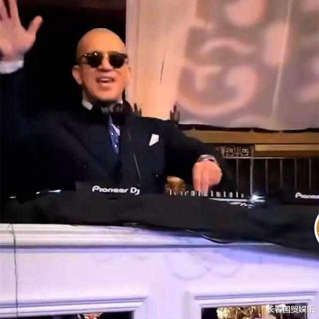 大S|大S老公美国参加婚礼当DJ，西装墨镜造型帅气潇洒，整个人很嗨