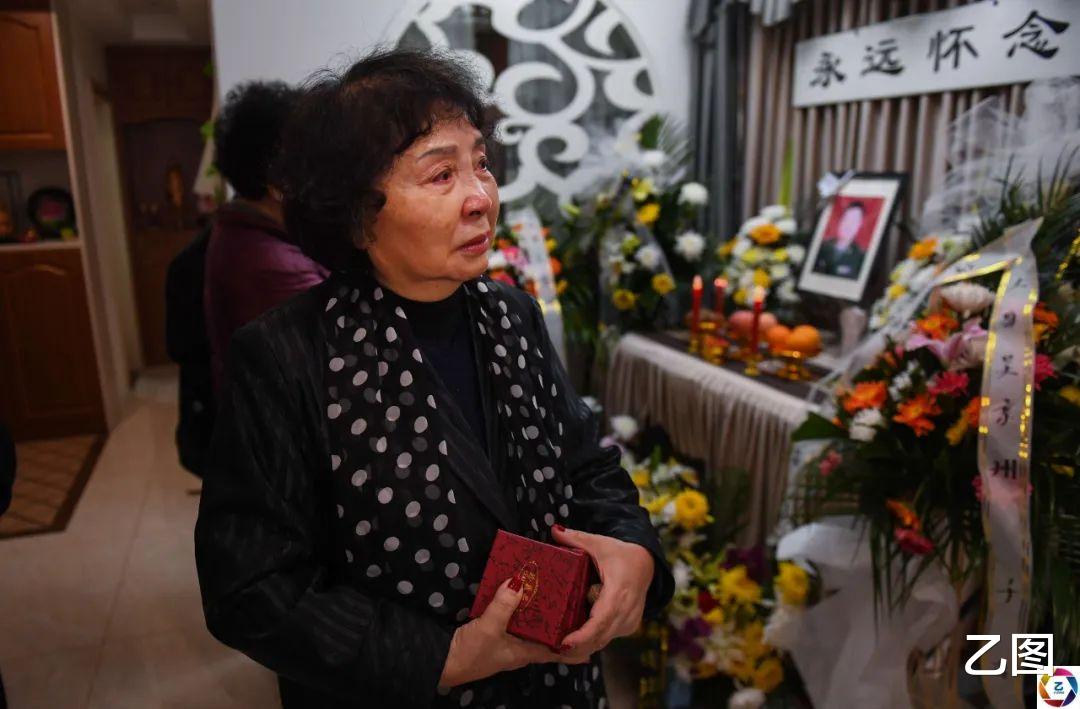60岁失独母亲生双胞胎,12年后老伴离世,墓地紧挨着长女的墓